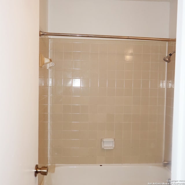 bathroom with tiled shower / bath