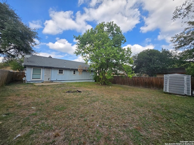 view of yard with a shed