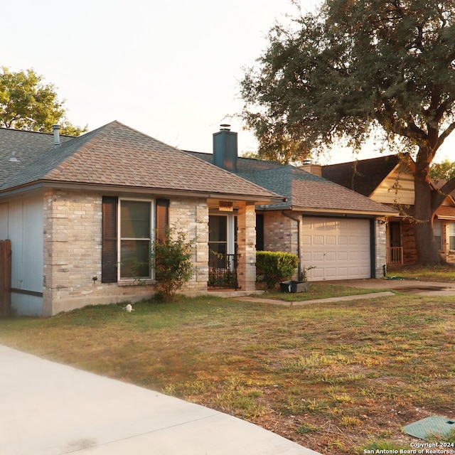 view of front of home featuring a front lawn and a garage