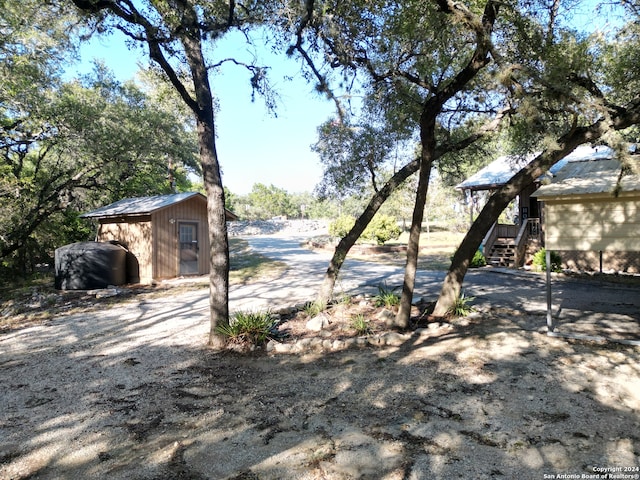 view of yard featuring a storage unit