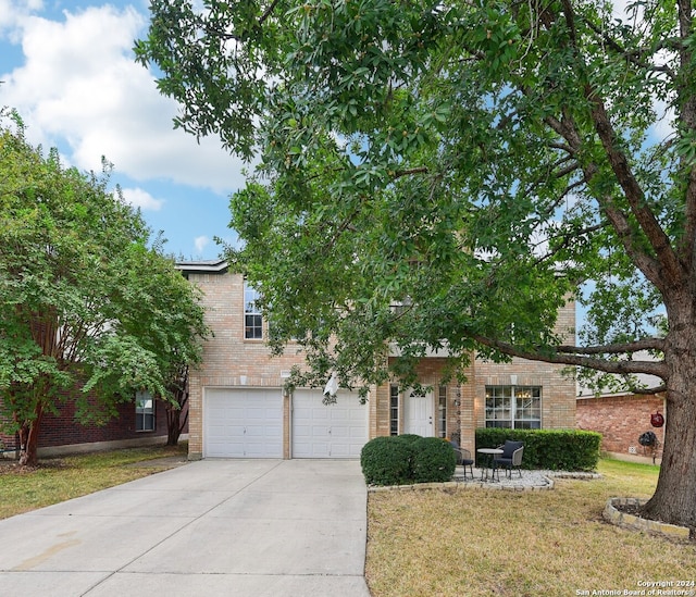 view of front of property featuring a front lawn and a garage