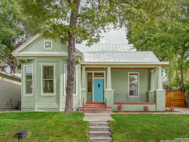 view of front facade with a front lawn and covered porch