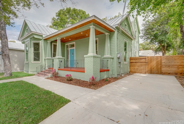 view of front of property featuring a porch