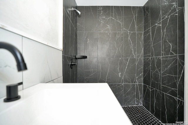 bathroom featuring a tile shower