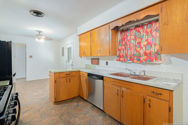 kitchen with kitchen peninsula, appliances with stainless steel finishes, sink, and ceiling fan