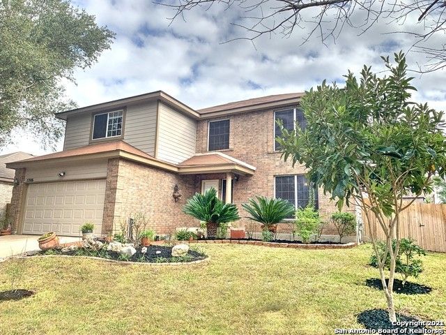 view of front of property featuring a front yard and a garage