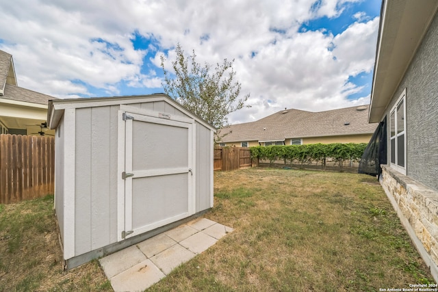 view of yard featuring a storage shed