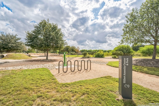 view of property's community featuring a lawn