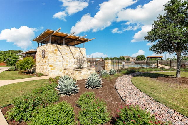 view of yard featuring a pool