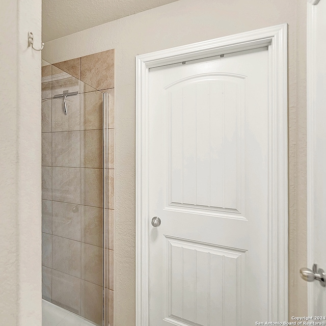 bathroom featuring tiled shower