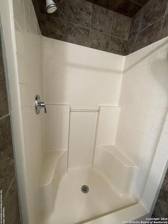 bathroom featuring tiled shower