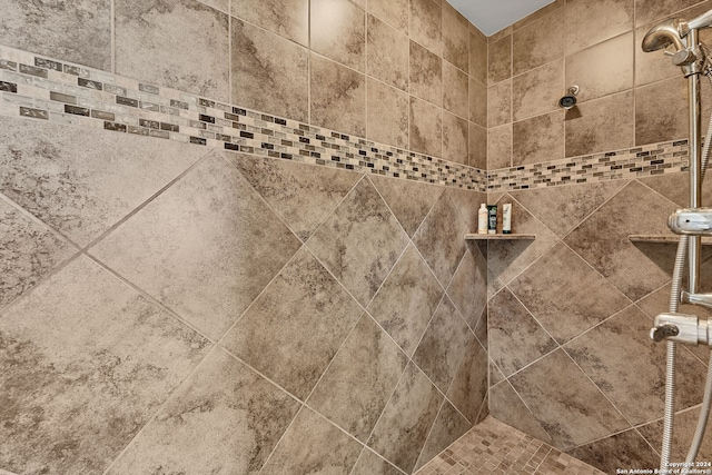 room details featuring a tile shower