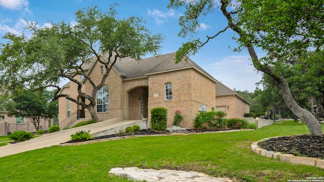 view of front of house featuring a front yard