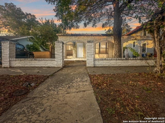 view of front of property