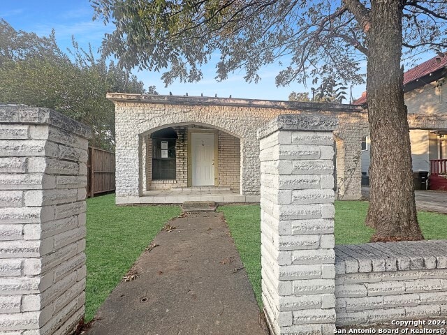 view of front of property with a front yard