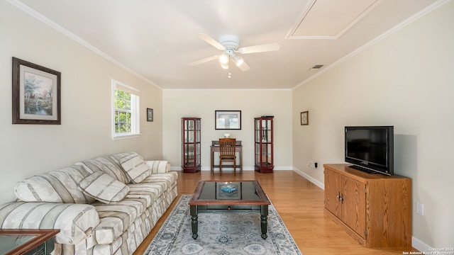 living room featuring ceiling fan, light hardwood / wood-style flooring, and crown molding