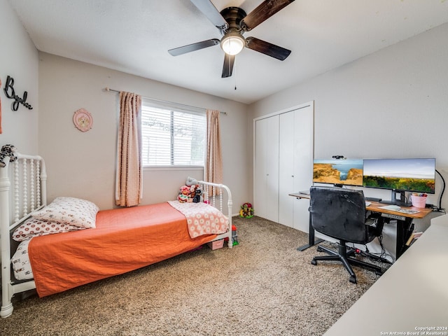 bedroom featuring carpet floors, ceiling fan, and a closet