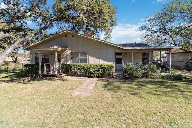 view of front of house with a front lawn