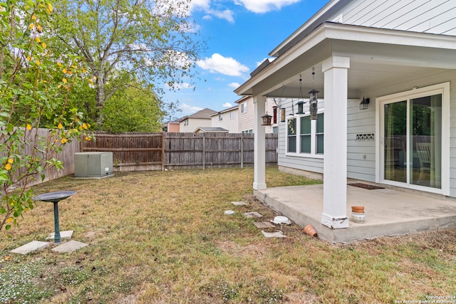 view of yard featuring a patio area