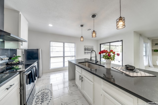 kitchen featuring a healthy amount of sunlight, stainless steel range with electric stovetop, decorative light fixtures, and sink