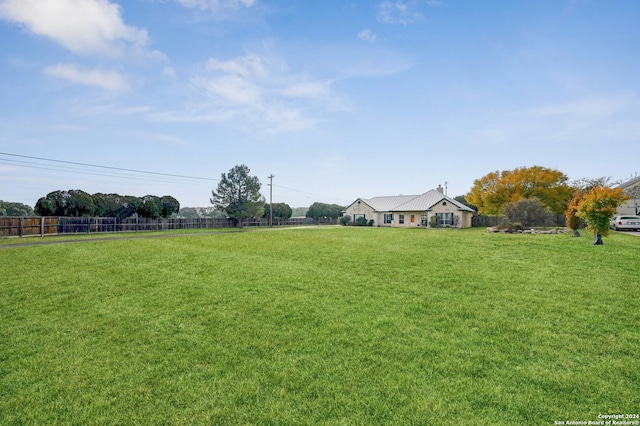 view of yard featuring a rural view