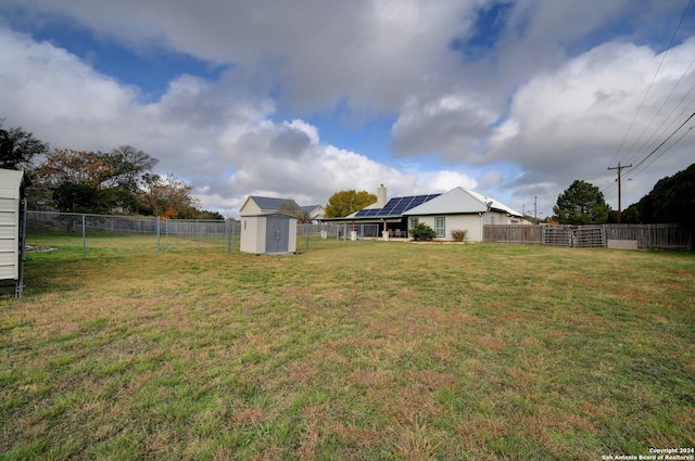 view of yard featuring a shed