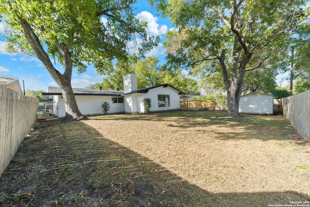 view of yard featuring a storage unit