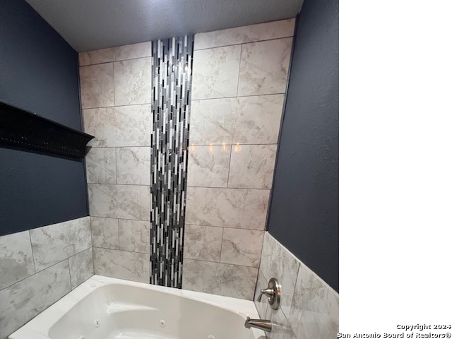 bathroom featuring tiled shower / bath