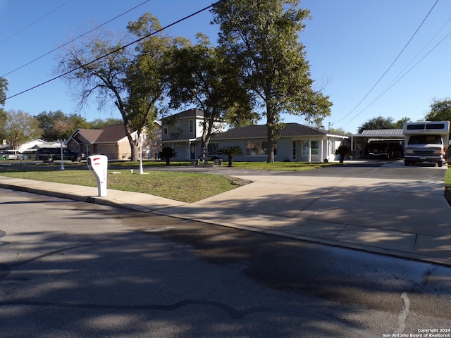 view of front of property featuring a front lawn