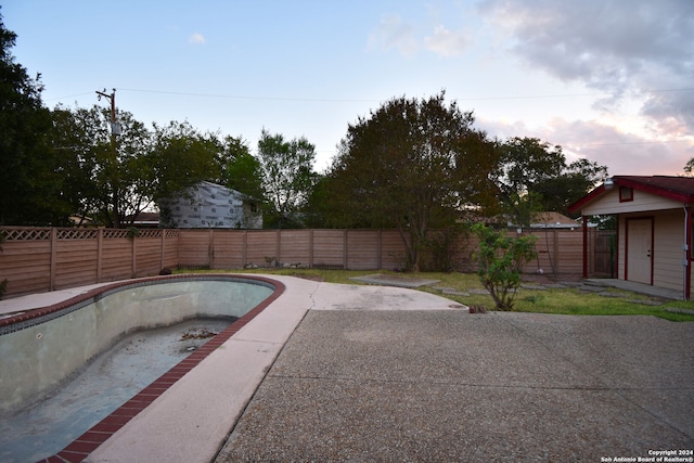 view of swimming pool