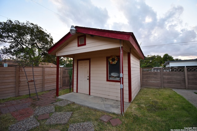 view of outdoor structure featuring a yard