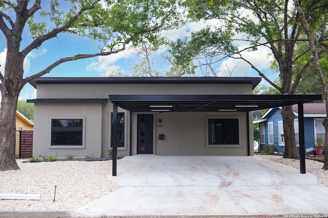 view of front facade with a carport