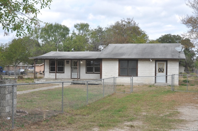 ranch-style home with a porch