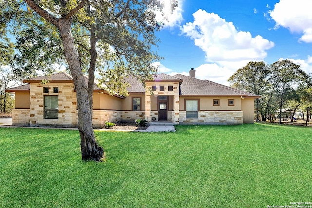 view of front of property featuring a front yard