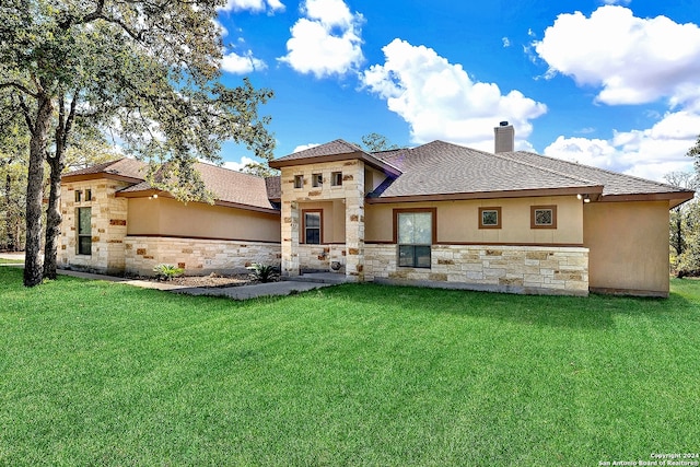 view of front of property with a front yard