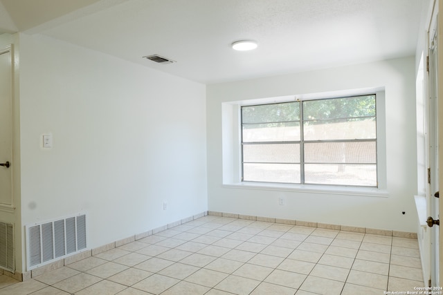 spare room featuring light tile patterned flooring