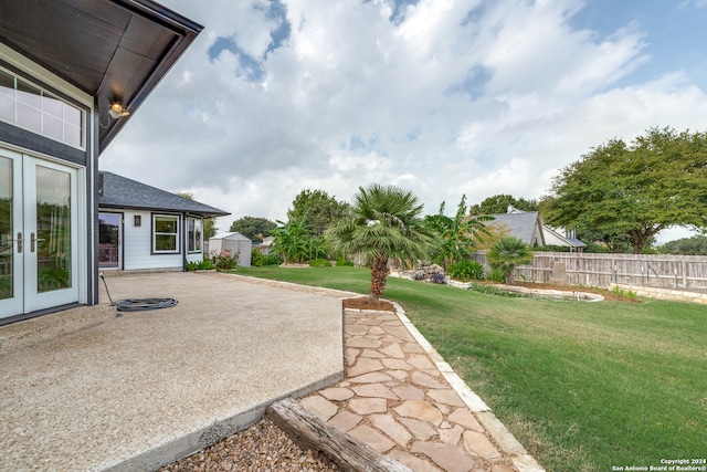 view of yard featuring a patio