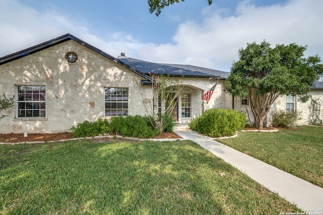 view of front of property featuring a front lawn