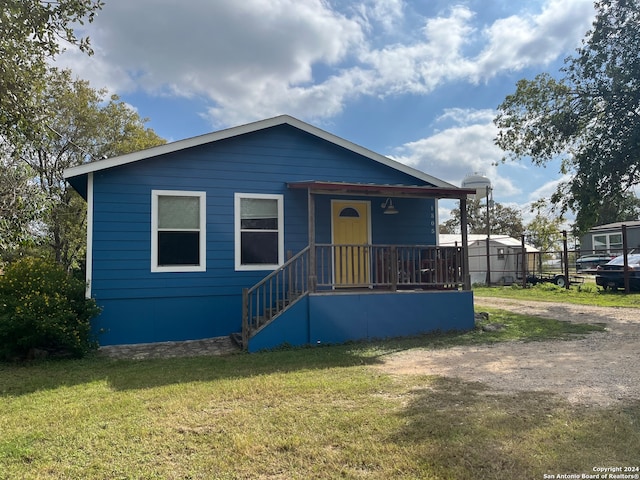 view of front of house featuring a front yard