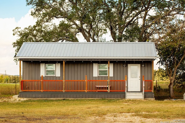 view of front of property with a front yard