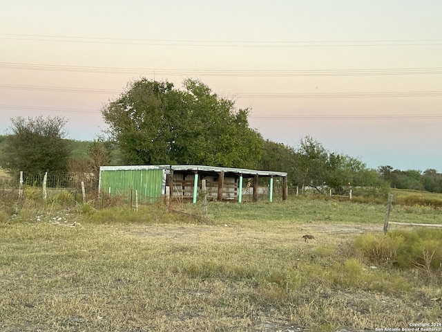 view of yard with an outbuilding