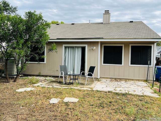 back of house featuring a yard