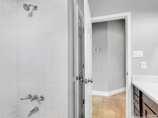 bathroom featuring vanity and tiled shower / bath