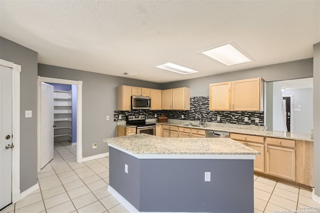 kitchen with stainless steel appliances, a textured ceiling, sink, backsplash, and light brown cabinetry