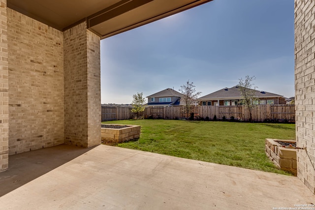 view of yard featuring a patio area