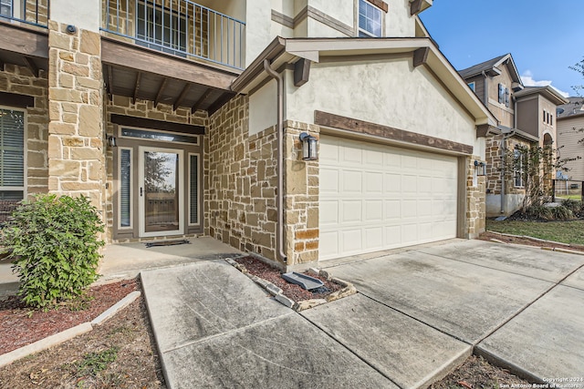 property entrance featuring a balcony