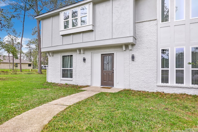 view of front of property with a front yard