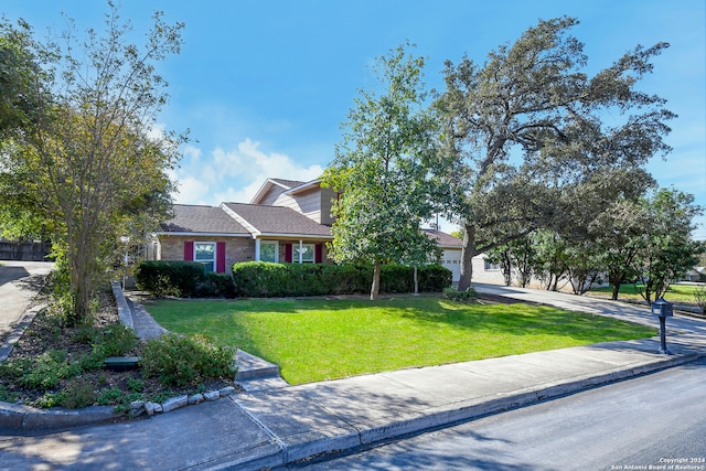 view of front of house featuring a front lawn