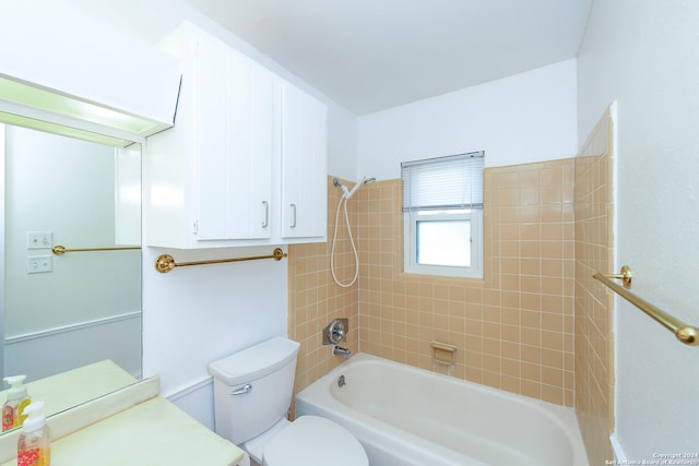 bathroom with toilet and tiled shower / bath