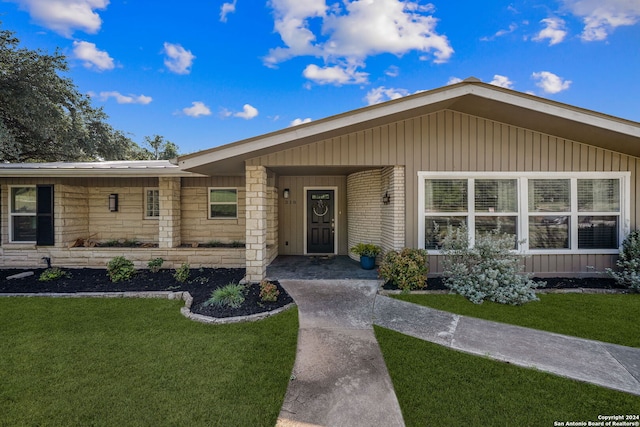 view of front of property with a front lawn